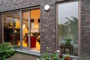 una grande finestra di vetro su un edificio in mattoni di Bed en boek a Oudenaarde