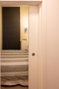 una porta che conduce a una camera con letto di Bed en boek a Oudenaarde