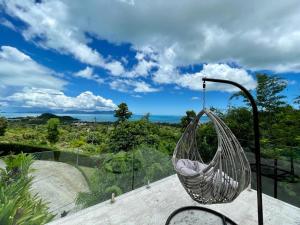 uma rede pendurada num poste sobre uma mesa em VILLA ARGANDA Infinity Pool Luxury Sea View em Bophut