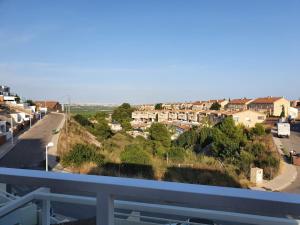 uma vista para a cidade a partir de uma varanda em Chalet con piscina privada em Valência