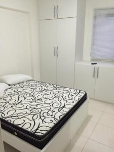 1 dormitorio blanco con 1 cama en una habitación en Park Way Home Service, en Recife