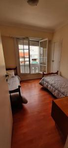 una camera da letto con due letti e una grande finestra di EN EL CORAZON DE LA FELIZ CON COCHERA PRIVADA INCLUIDA 3 AMBIENTES LUMINOSO vista al mar a Mar del Plata