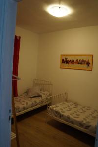 Habitación con 2 camas y una pintura en la pared. en Casa Teide, en La Orotava