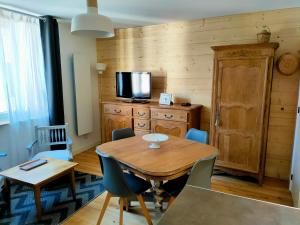Televízia a/alebo spoločenská miestnosť v ubytovaní Appartement T1bis tout confort + 9 fotografií