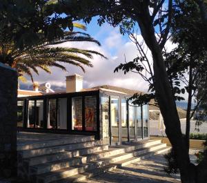 ein Haus am Strand mit Glaswänden in der Unterkunft Finca Marina BuenVivir in Tazacorte