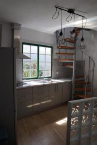 una cocina con fregadero y una escalera de caracol en Casa Teide, en La Orotava