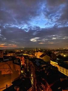 uma vista da cidade à noite em Best View Old Town Rooms em Cracóvia