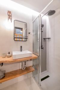 y baño con lavabo y ducha. en Stoa Kairi Loft B, en Atenas