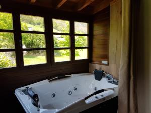 Ένα μπάνιο στο Casas rurales Valle de Bueida, jacuzzi solo en las casas el El Palacio y Viscárcel +185 φωτογραφίες