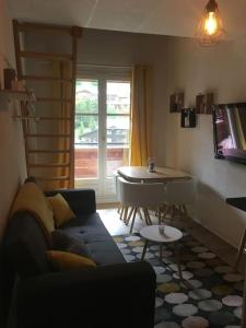 - un salon avec un canapé et une table dans l'établissement La Foux D’Allos - Studio cosy - pied des pistes, à Allos