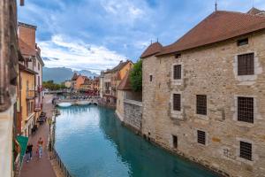 安锡LES SUITES D'ANNICIACA - Hyper centre avec vue sur le chateau的一座有建筑物的城市中的一条河流的景色