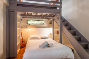 sypialnia z łóżkiem piętrowym i schodami w obiekcie LES SUITES D'ANNICIACA - Hyper centre avec vue sur le chateau w Annecy