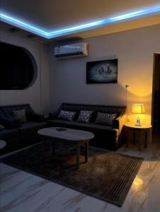 a living room with a couch and a table at المغتره للشقق الفندقيه in Ad Dawādimī
