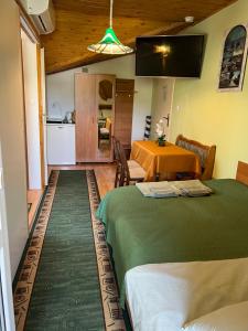 une chambre avec deux lits, une table et une cuisine dans l'établissement DW Villa Miami, à Łeba