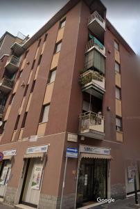 ein großes braunes Gebäude mit Balkon in der Unterkunft Apartment Station Sesto - Affitti Brevi Italia in Sesto San Giovanni
