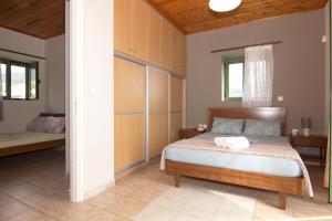 Postel nebo postele na pokoji v ubytování Mani Cosy View Maisonette