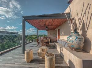 Μπαλκόνι ή βεράντα στο Kataleya Tulum by Zaazil - Stylish & Luxury Penthouse & Apartment , Up to 16 People, Private Pool, Private Hot Tub, Terrace and Roof Top in Luum Zama in the Jungle