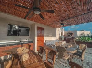 Μια τηλεόραση ή/και κέντρο ψυχαγωγίας στο Kataleya Tulum by Zaazil - Stylish & Luxury Penthouse & Apartment , Up to 16 People, Private Pool, Private Hot Tub, Terrace and Roof Top in Luum Zama in the Jungle