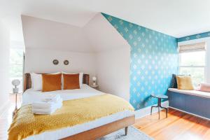 1 dormitorio con cama y pared azul en Camp Trapezium, en Amherst