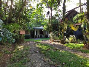 a house with a dirt road in front of it at Casona Tica Linda in Sarapiquí