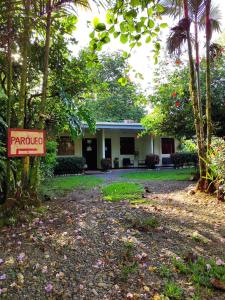 una señal frente a una casa con un patio en Casona Tica Linda, en Sarapiquí