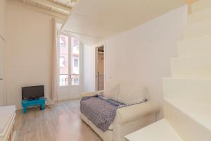 um quarto branco com uma cama e uma televisão em [New flat] Crocetta 2 em Milão