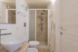 uma casa de banho com um chuveiro, um WC e um lavatório. em [New flat] Crocetta 2 em Milão