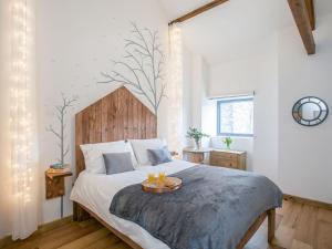 Un dormitorio con una cama con una bandeja de bebidas. en The Pendre Longbarn en Pentre-briwnant