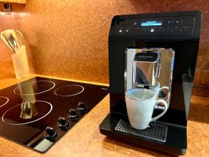 Una cafetera está haciendo una taza de café en Gîte Loirizon vue Loire 4 personnes, en Ingrandes