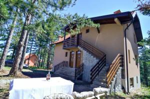 a house with a table in front of it at Apartman Sofija in Kaludjerske Bare