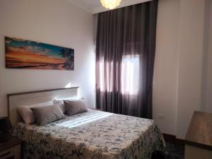 una camera con un grande letto e una finestra di Amaba TENERIFE a La Guancha