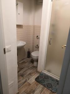 een badkamer met een toilet en een wastafel bij B&B Matteotti 23 in Bologna
