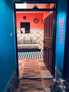 een deur naar een kamer met een bank bij Cap sim surf house in Essaouira