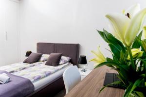 een slaapkamer met een bed en een houten tafel bij erApartments Oxygen Residence in Warschau