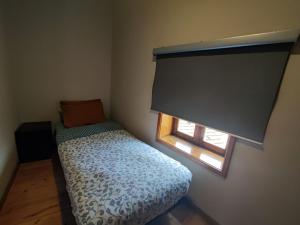 En eller flere senge i et værelse på FullHouse Porto + 1 billede