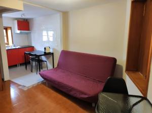 ポルトにあるFullHouse Portoのリビングルーム(紫色のソファ、テーブル付)