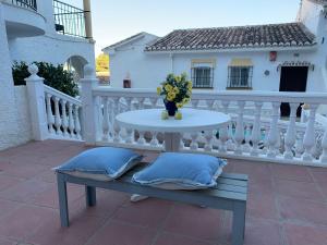 Balkon lub taras w obiekcie lux 2 kmr app Stella Blanca met zwembaden airco en zeezicht