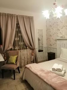 - une chambre avec un lit, une chaise et une fenêtre dans l'établissement EneaHouse, à Fiumicino