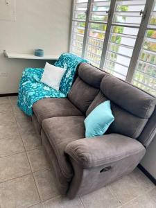 Zona de estar de 2-BR Modern Oceanfront Apt Steps from Playa Sucia