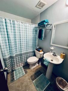 Un baño de 2-BR Modern Oceanfront Apt Steps from Playa Sucia