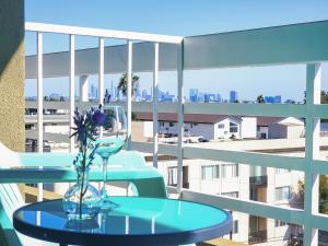 een vaas met bloemen op een tafel op een balkon bij Hollywood Take 2! 1-Bedroom with Balcony & VIEWS! in Los Angeles