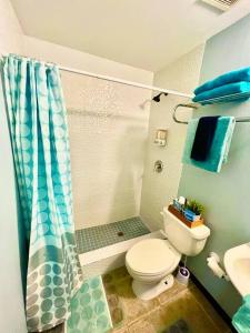 Un baño de 2-BR Modern Oceanfront Apt Steps from Playa Sucia