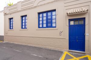 ガラチコにあるGarachico Homes - LA CASA DE VICTORIAの青いドアと窓のある通りの建物 +36枚の写真