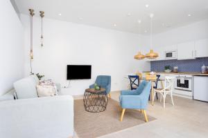 ガラチコにあるGarachico Homes - LA CASA DE VICTORIAのソファとテーブルと椅子のあるリビングルーム