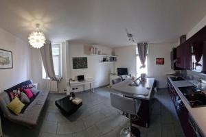馬賽的住宿－Marseille superbe appartement très bien situé，客厅配有沙发和桌子