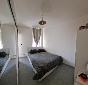 馬賽的住宿－Marseille superbe appartement très bien situé，一间带床的卧室,位于带窗户的房间内