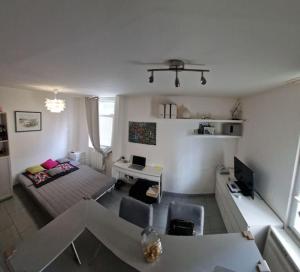 馬賽的住宿－Marseille superbe appartement très bien situé，小型客厅配有床和书桌