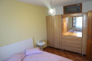 een slaapkamer met een bed, een wastafel en een spiegel bij Dimos Suite in Arachova