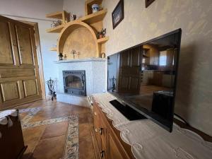 Televízia a/alebo spoločenská miestnosť v ubytovaní El Nido de Gredos cuco apartamento con chimenea