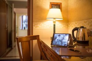 Příslušenství pro přípravu čaje a kávy v ubytování Strozzi Palace Hotel